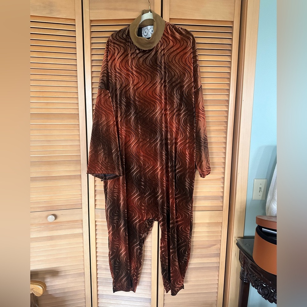 3234u - Velvet Wave-Pattern Jumpsuit in Rust and Brown